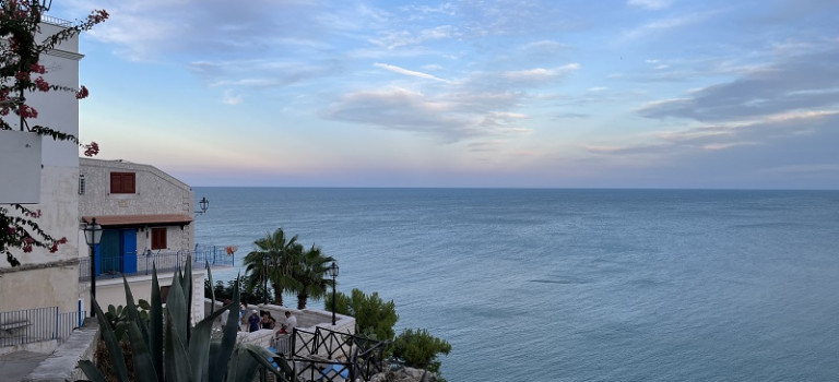 und bietet von vielen Punkten