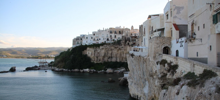 des Felsvorsprungs auf die historische