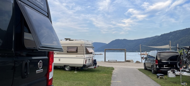 Camping- und Stellplätze in Österreich So stehen wir in der zweiten See-Reihe.