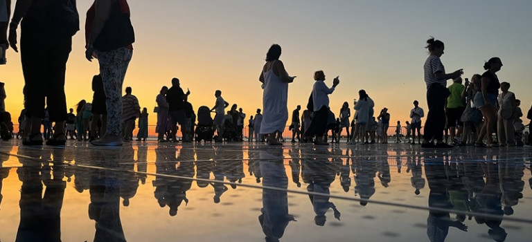Bei Sonnenuntergang strömen viele